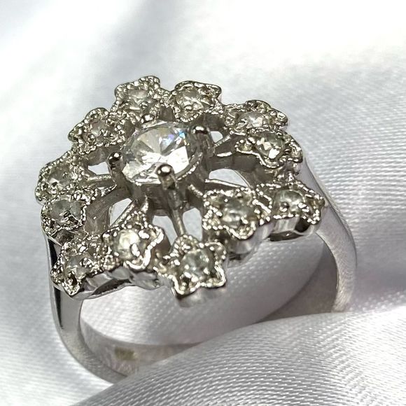 DD# Striking Ring Multiple Cz in 925 Silver & Rhodium overlay. Sz 7 - Picture 2 of 12